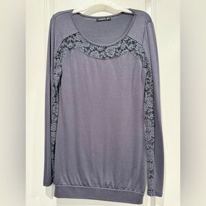 PattyBoutik crewneck lace women’s top. Worn 1x 🩶. Gorgeous lace detail. Flowy 💜
